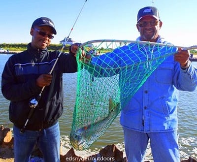 Anglers helping anglers - catching and netting a nice redfish running through the cut